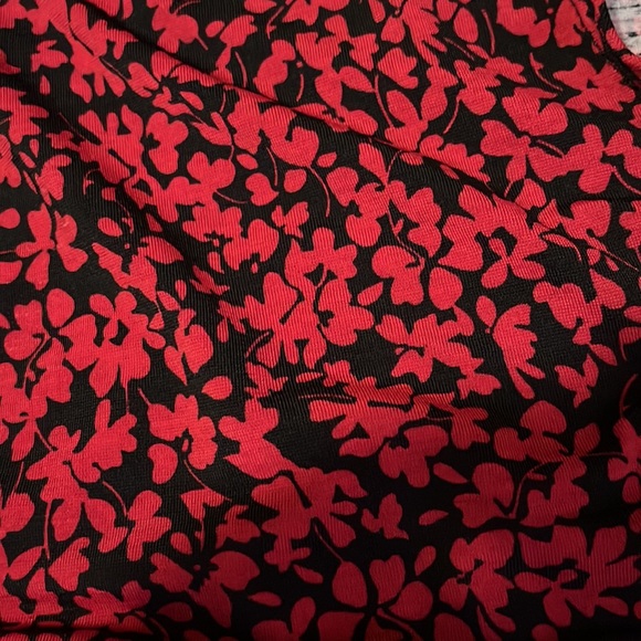 Suzy Shier red/black floral top - Picture 6 of 6